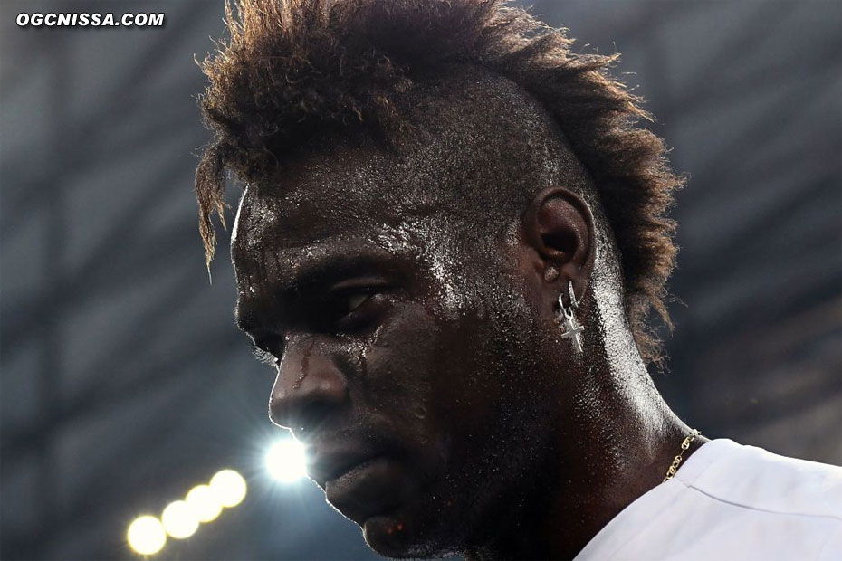 Concentration de Mario Balotelli avant le match