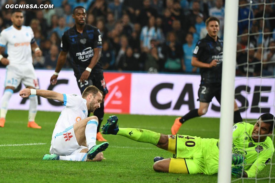 L'ancien Aiglon Valere Germain trompe Walter Benitez et égalise.