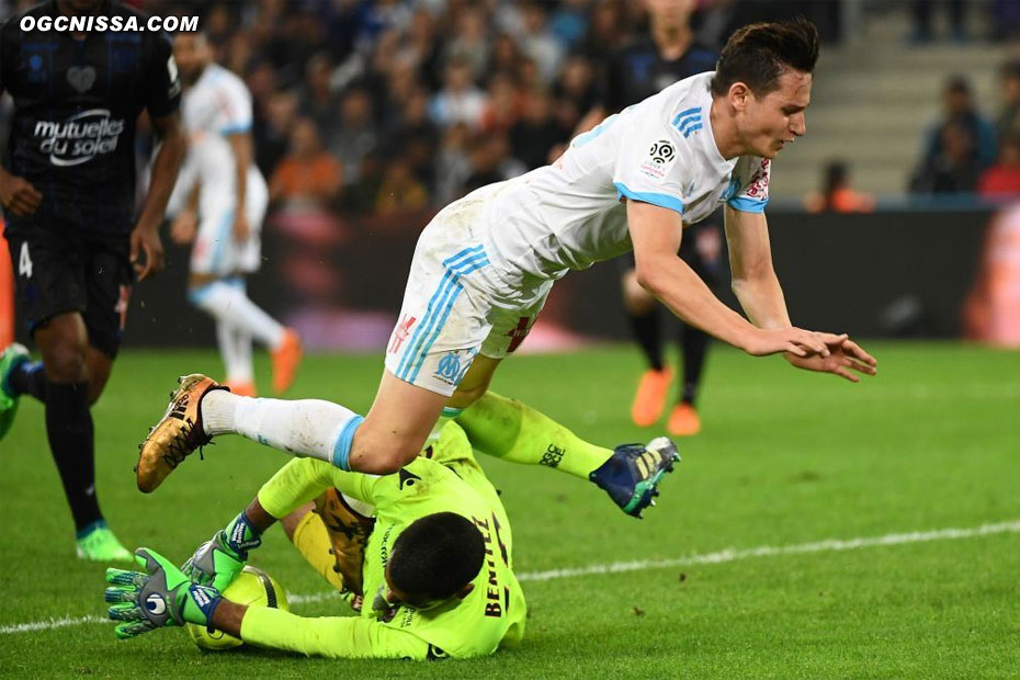 Walter Benitez sort bien dans les jambes de Florian Thauvin