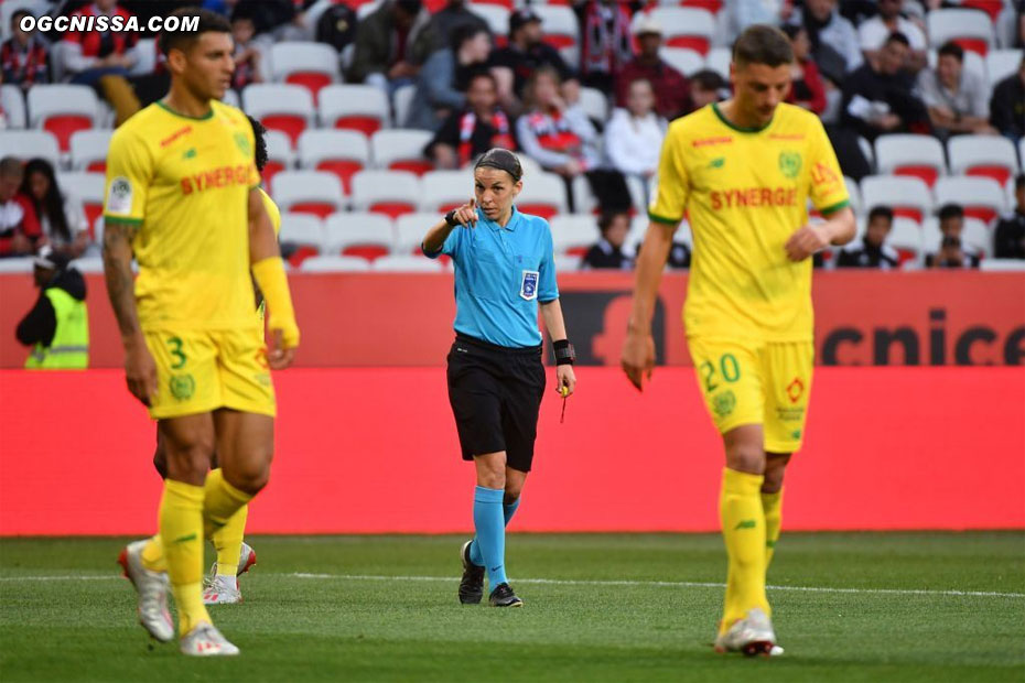 Stéphanie Frappart, arbitre feminin de la rencontre, n'est pas dans un bon soir, sifflant tout et son inverse.