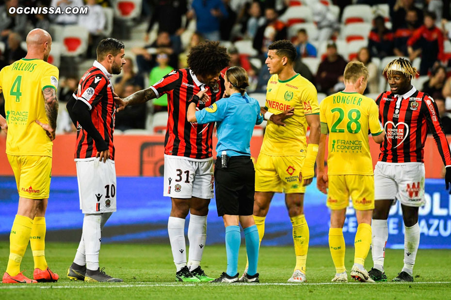 Une main nantaise dans sa surface n'est pas sifflé, alors que bien visible sur les images de la VAR. Dante Bonfim et les Aiglons ne comprennent pas la décision de Mme Frappart