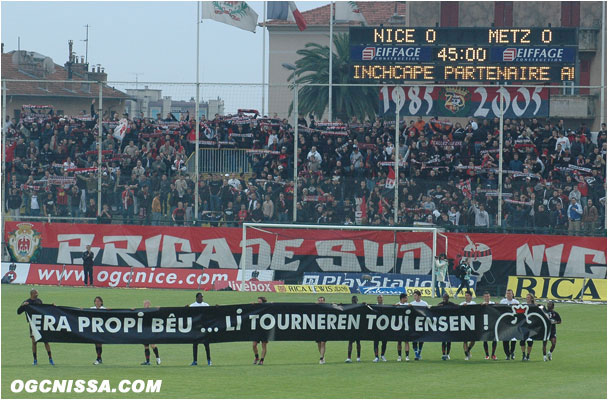 "Nous y retournerons tous ensemble" indiquent les joueurs lors de l'entraînement