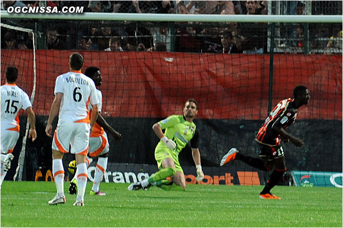 ... et ouvre le score !