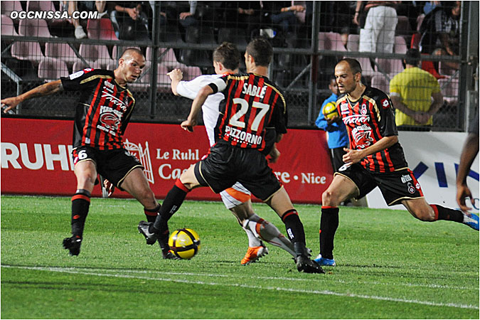 Le milieu niçois contrôle bien le deuxième meilleur buteur du championnat