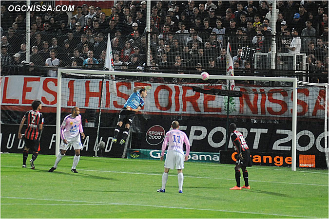 Evian TG rentre mieux dans la rencontre. Les visiteurs trouveront d'abord le poteau d'Ospina...