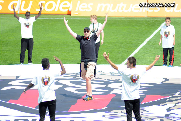 Le capo de la BSN, Tchoa, lance un "clapping" depuis le centre du terrain