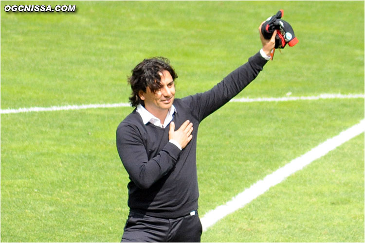 A la mi-temps, l'ancien aiglon Pablo Rodriguez vient saluer les supporters