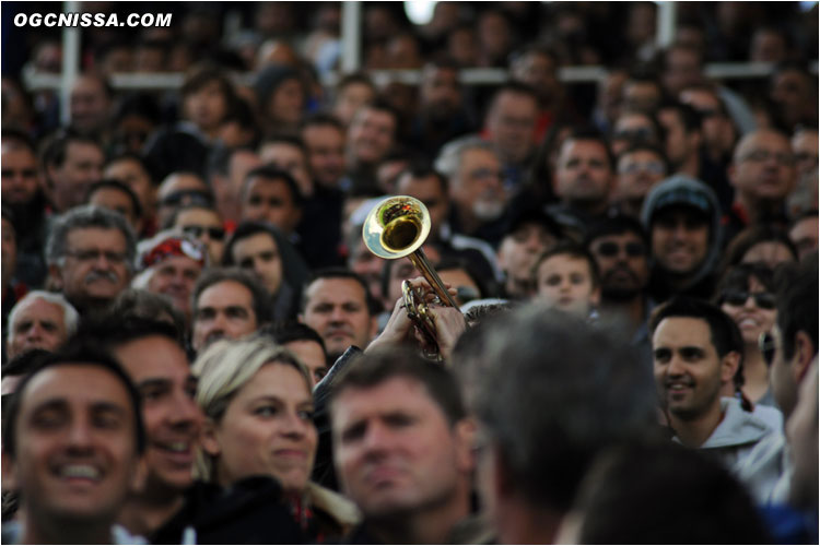 Une trompette dans les tribunes pour ajouter de l'ambiance