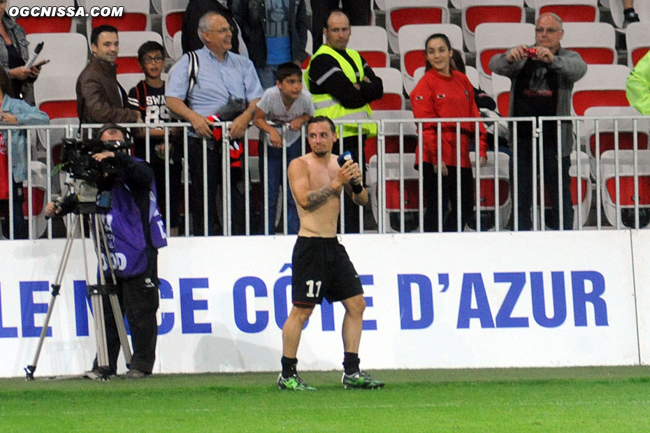 C'est terminé, Nice s'impose 2 à 1 et assure son maintien. Eric Bauthéac va donner son maillot.