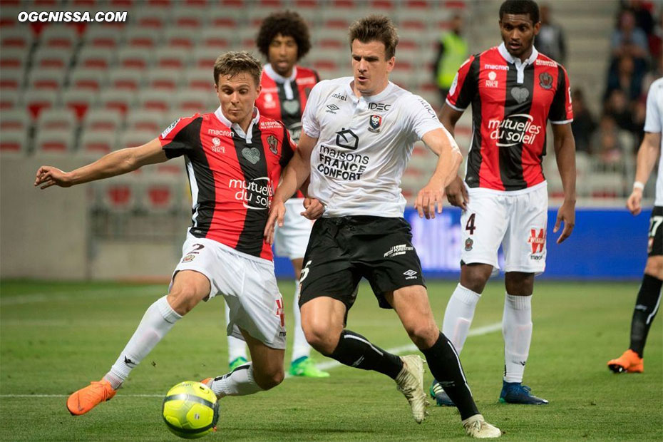 Arnaud Souquet, devant Marlon Santos