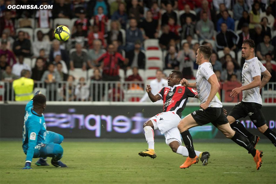 D'un bol astucieux, Jean-Michael Seri inscrit le 4e but niçois