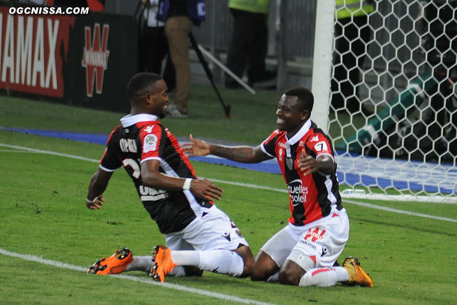 Jean-Michael Seri félicité par Wylan Cyprien