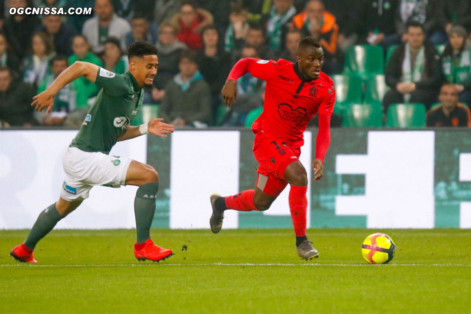 Ignatius Ganago rentre dans la surface, subit une faute, le ballon revient sur Saint Maximin qui frappe, main stéphanoise dans la surface...