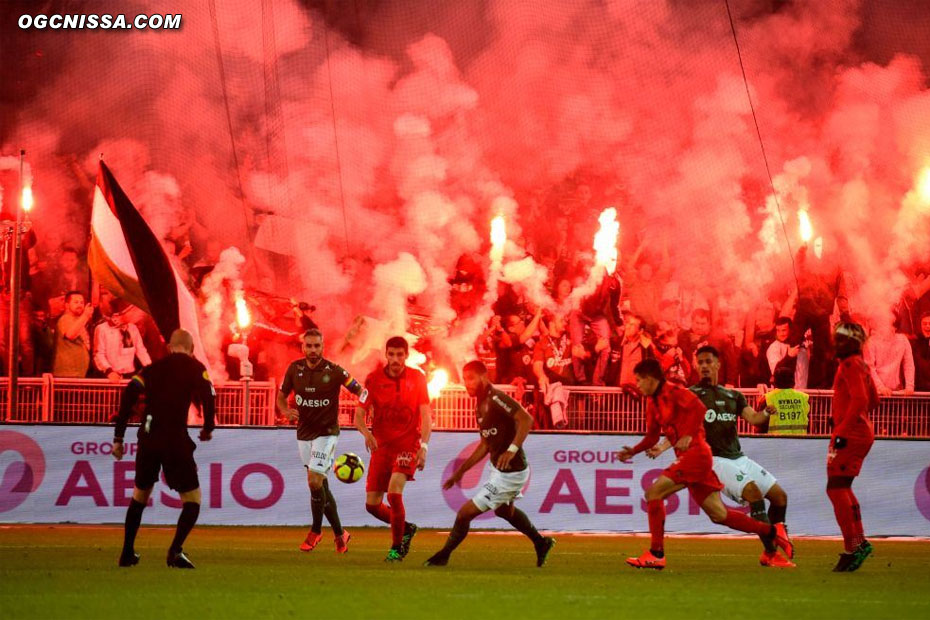 St Etienne marque un deuxième but, encore entaché d'un hors jeu