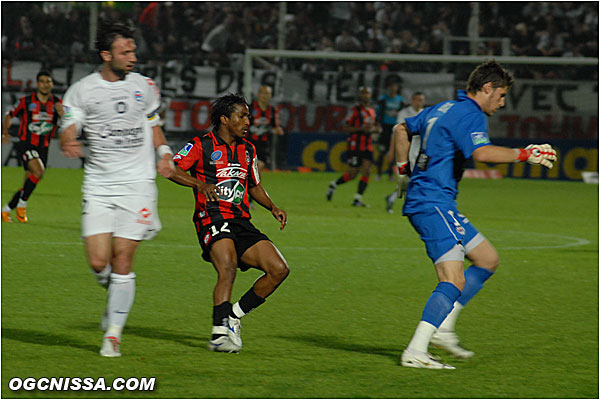 Le gardien caennais sort de sa surface au devant Koné et degage le ballon au loin...