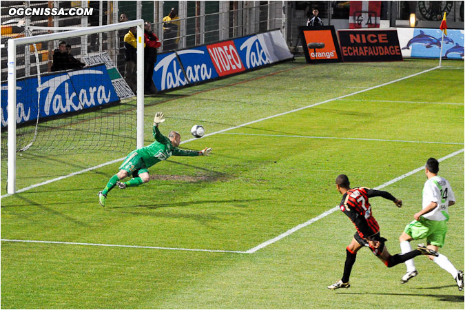 Le ballon trouve la lucarne gauche de Janot !