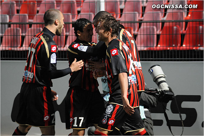 Le meilleur buteur niçois est félicité par ses coéquipiers