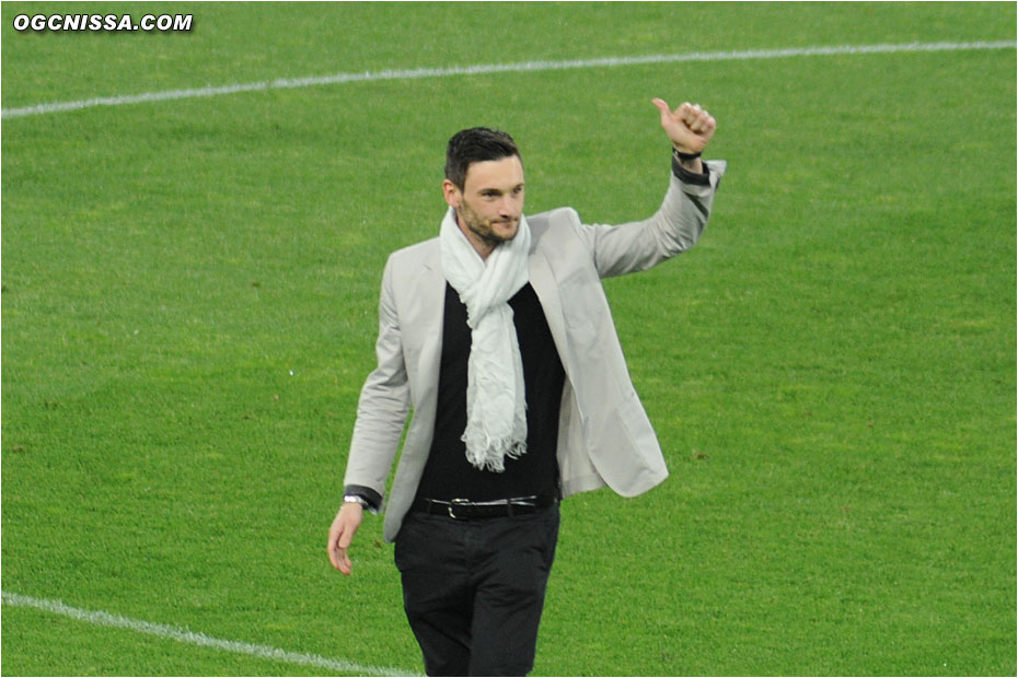 Hugo Lloris donne le coup d'envoi fictif de la rencontre