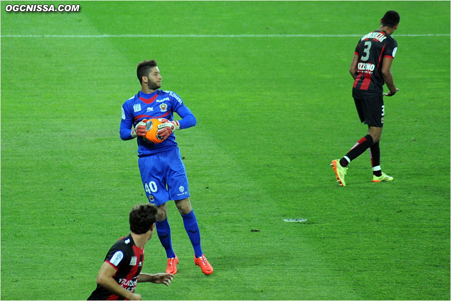 Mouez Hassen est titulaire dans les buts