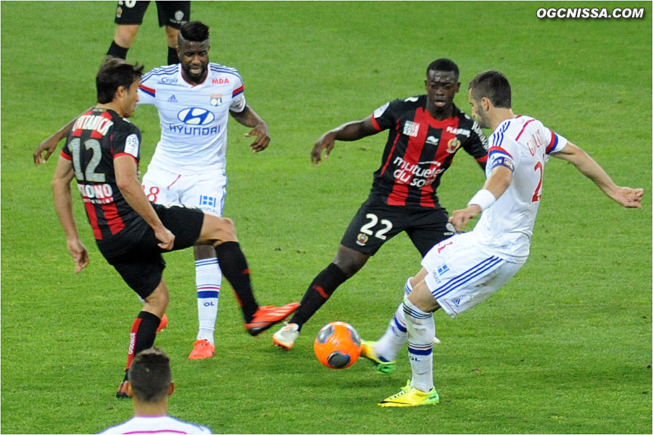 C'est la lutte au milieu pour Nampalys Mendy et Dario Cvitanich