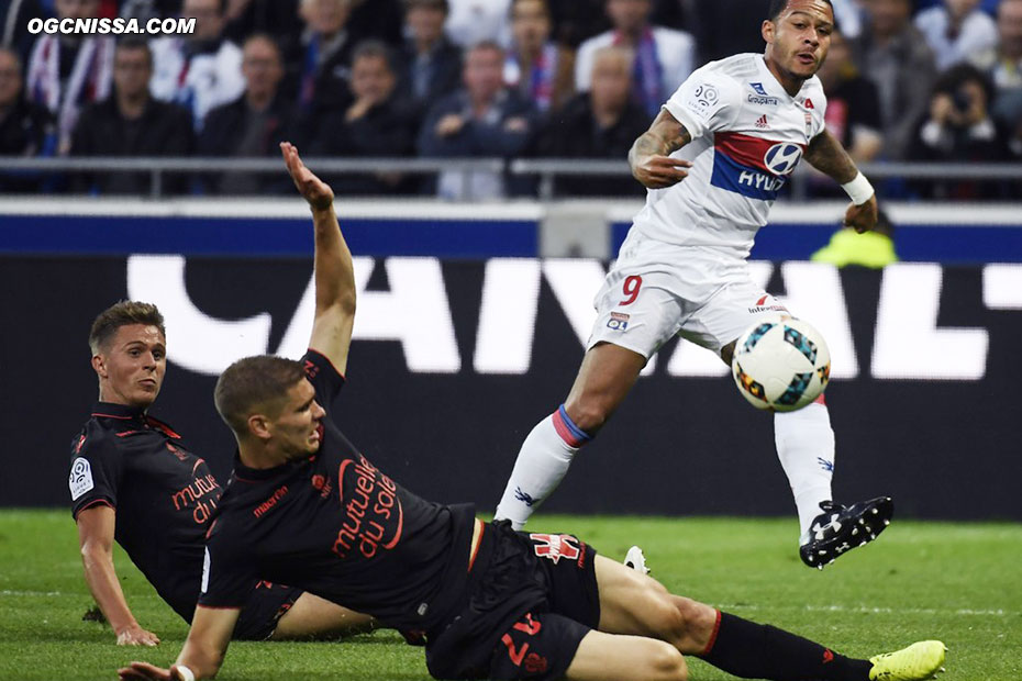 Maxime Le Marchand tacle et détourne le ballon dans son propre but