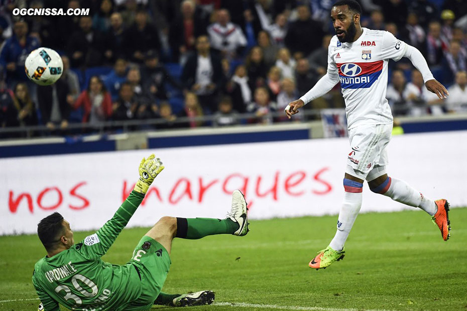 Yoan Cardinale impuissant sur les buts de Lacazette