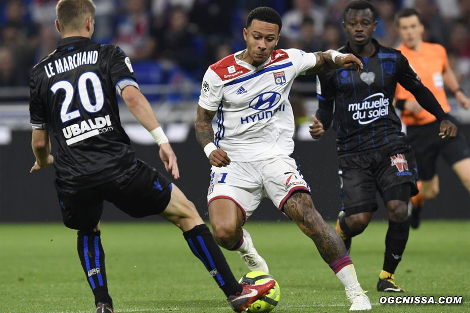 Jean-Michael Seri derrière Memphis Depay