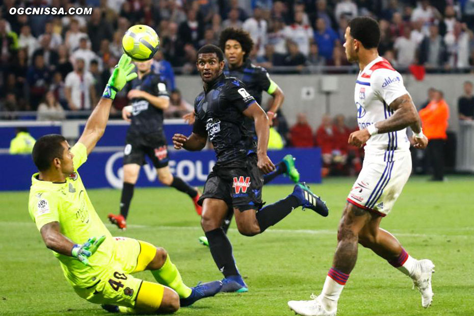 Walter Benitez ne peut rien sur le 3e but de Memphis Depay, qui permet à l'OL de s'imposer