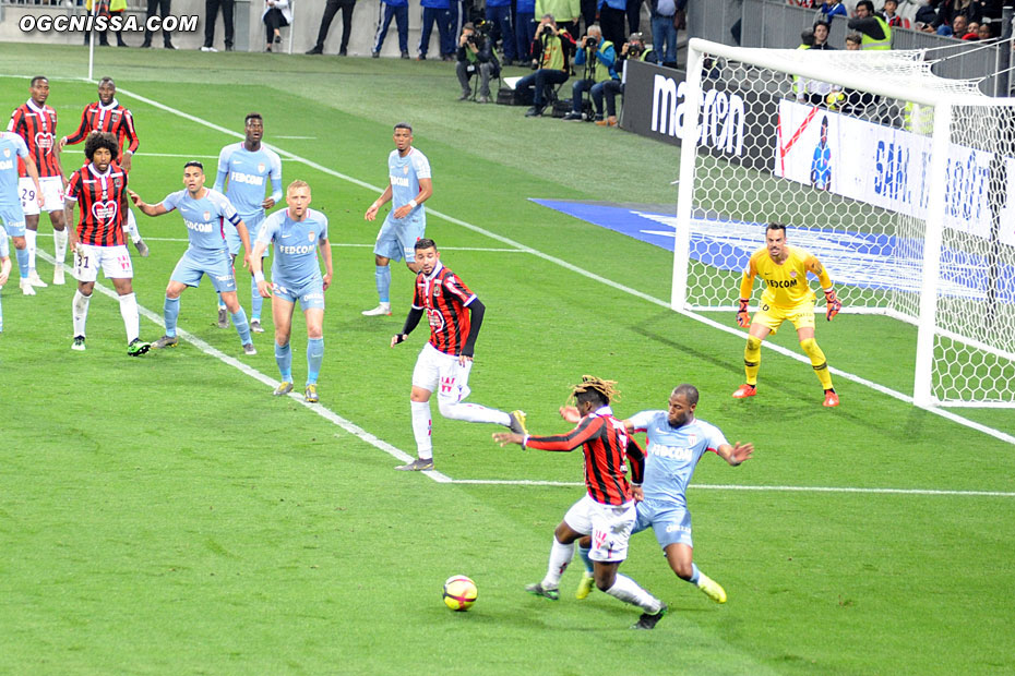 Allan Saint Maximin provoque un penalty