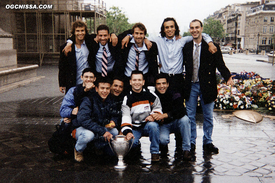 Au petit matin sous l'arc de triomphe, un groupe de supporters avec la coupe de France et Thierry Crétier, Frédéric Gioria, Frédéric Tatarian, Youssef Salimi