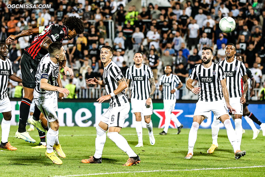 Tête de Dante Bonfim, trop sur le gardien adverse