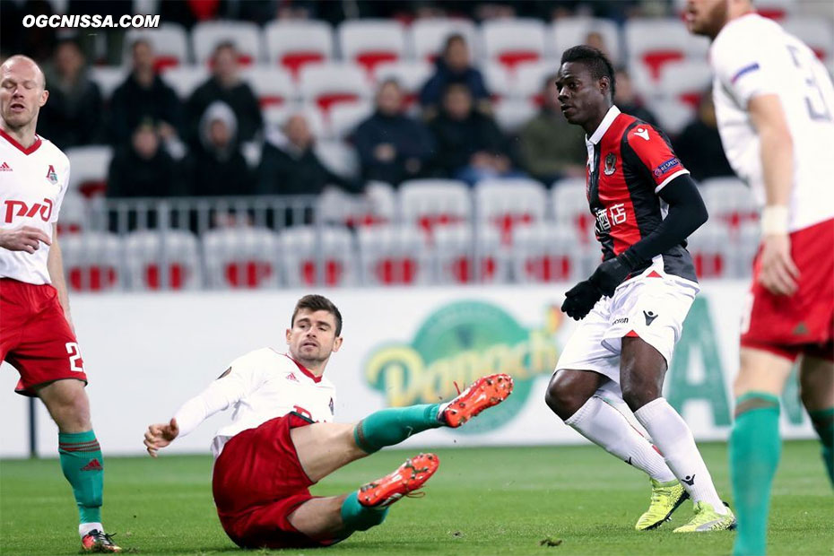 Mario Balotelli ouvre le score, devant Nemanja Pejcinovic