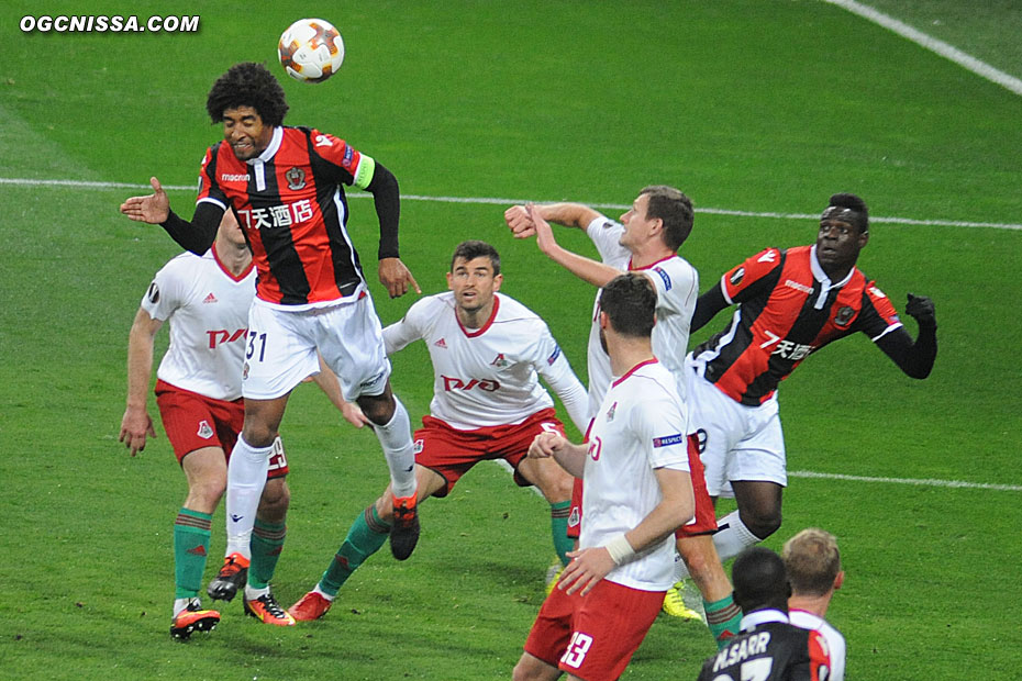 Dante Bonfim et Mario Balotelli, devant Nemanja Pejcinovic