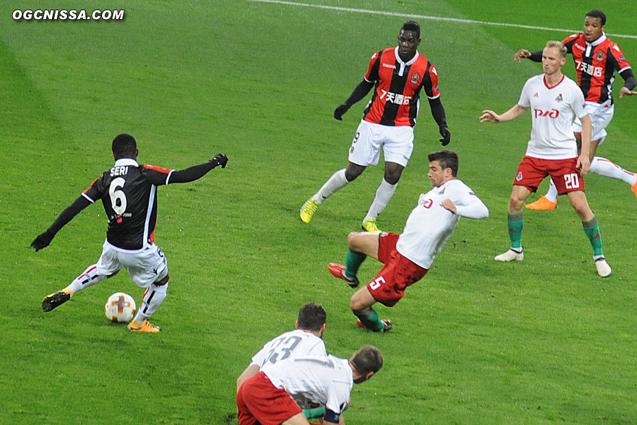 Seri frappe, ça touche le bras de Pejcinovic : penalty pour Nice !