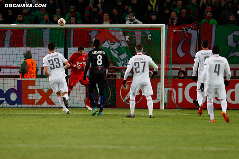 Balotelli trouve la barre sur une frappe lointaine