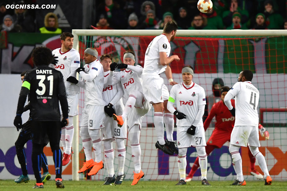 Balotelli trouve une 2e fois la barre sur un coup franc... la chance niçoise est passée