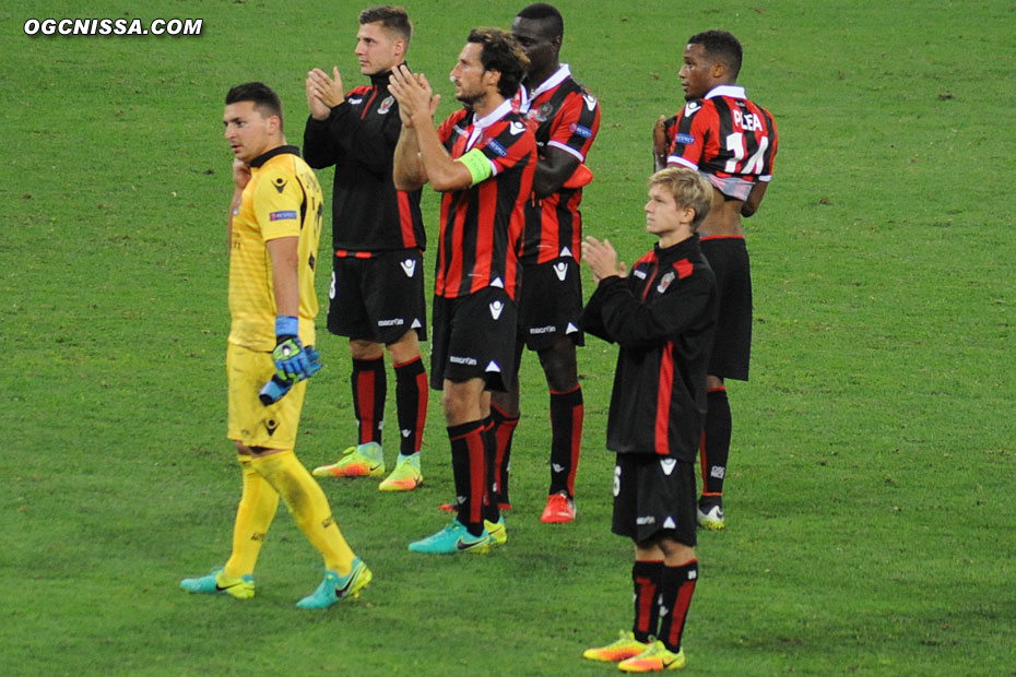 Les joueurs vont remercier leurs supporters. Prochain rendez-vous d'Europa League à domicile le 3 novembre face à Salzburg.