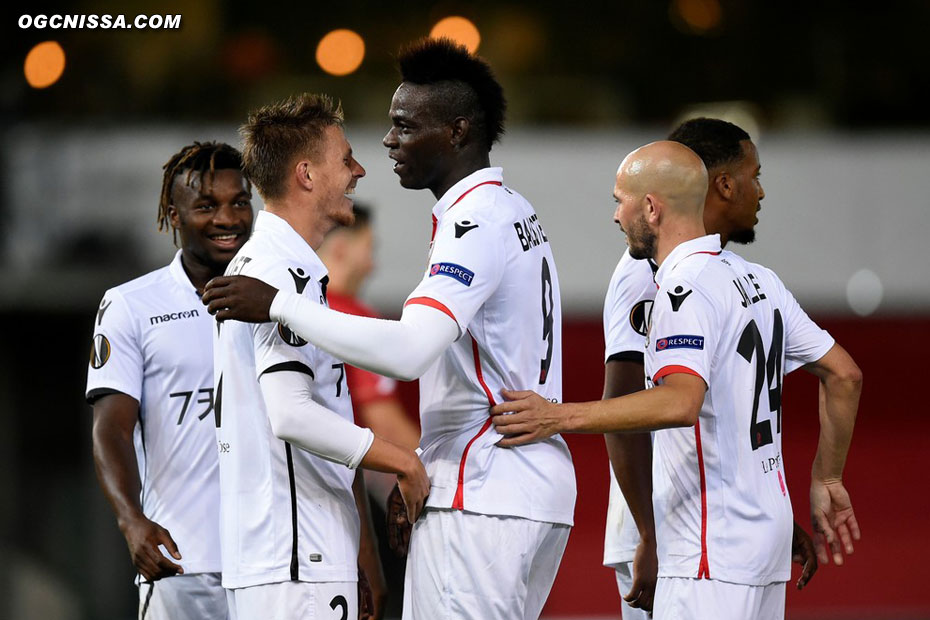 Mario Balotelli félicite Arnaud Souquet