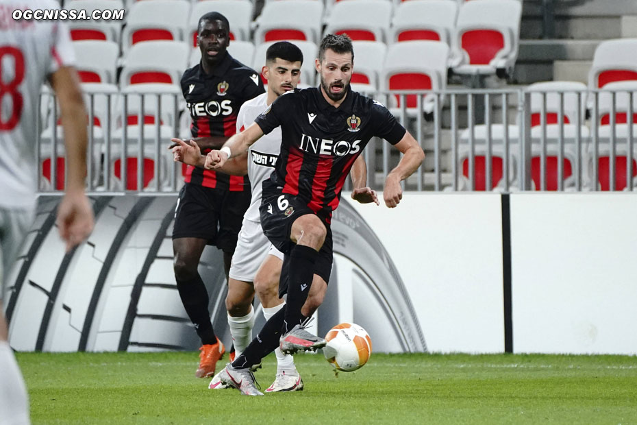 Morgan Schneiderlin, devant Stanley Nsoki