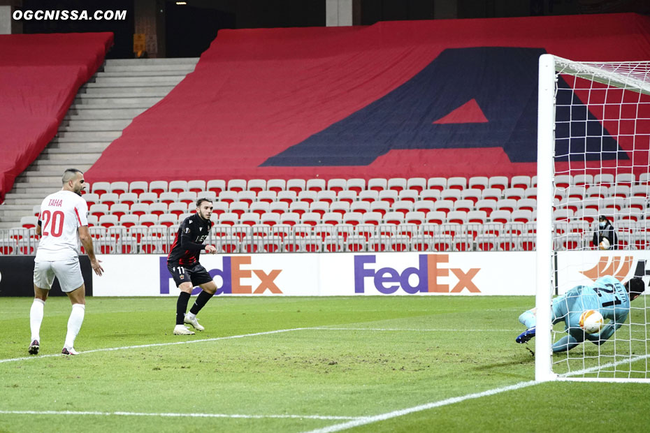 Amine Gouiri reprend de volé et ouvre le score