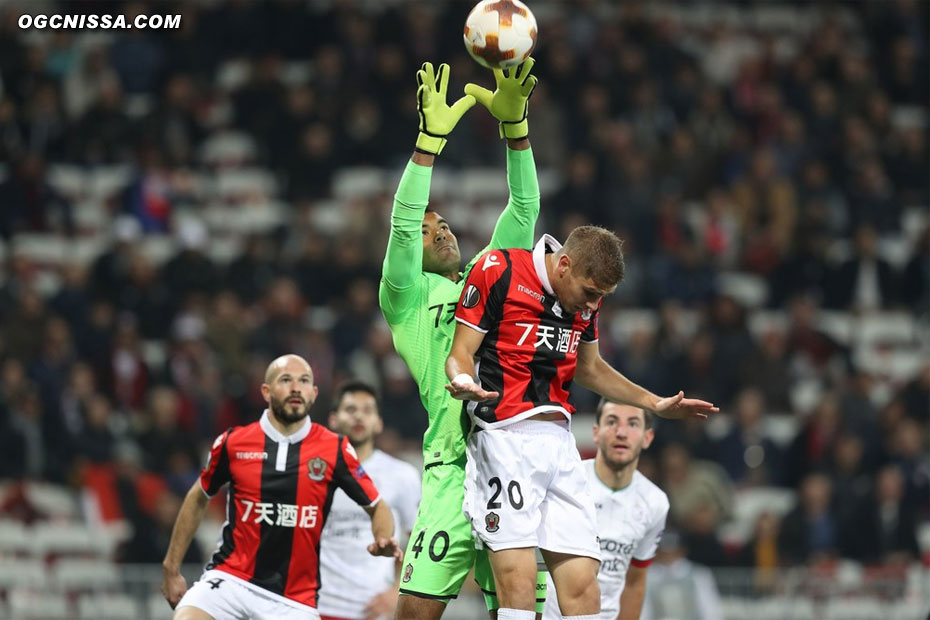 Walter Benitez est toujours titulaire dans les buts