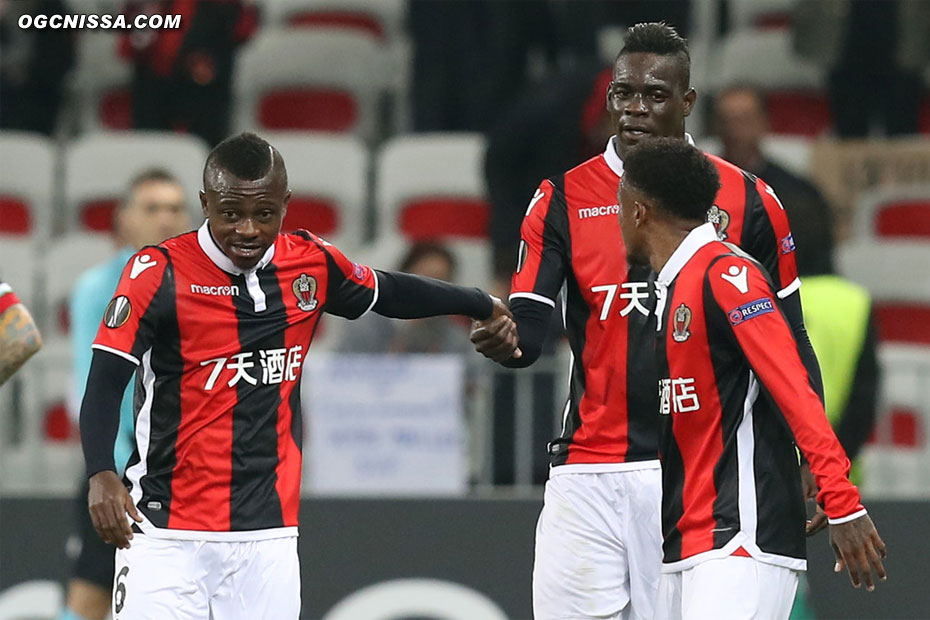 Mario Balotelli est félicité par Jean-Michael Seri