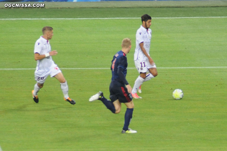 Bassem Srarfi et Maxime Le Marchand en début de seconde période. Sur le contre, l'Ajax égalisera