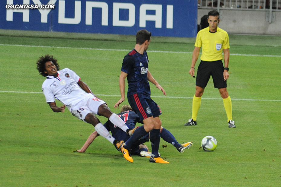 Vincent Marcel se fait accrocher dans la surface, l'arbitre ne dit toujours rien