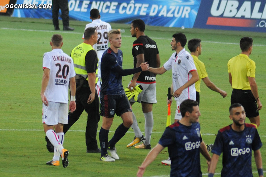 C'est terminé. Match nul 1 partout entre Nice et l'Ajax. La décision devra se faire au retour.