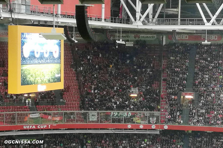 Le parcage de 2000 supporters niçois est en feu