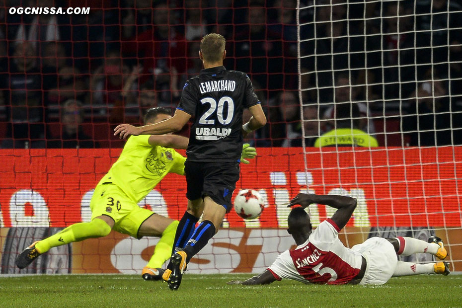 C'est finalement Sanchez qui donne l'avantage à l'Ajax en seconde période