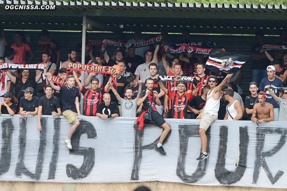 Les supporters des aiglons mettent l'ambiance