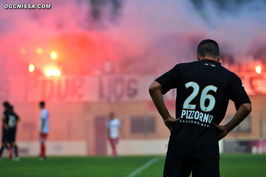 Interruption du match à cause de fumigénes