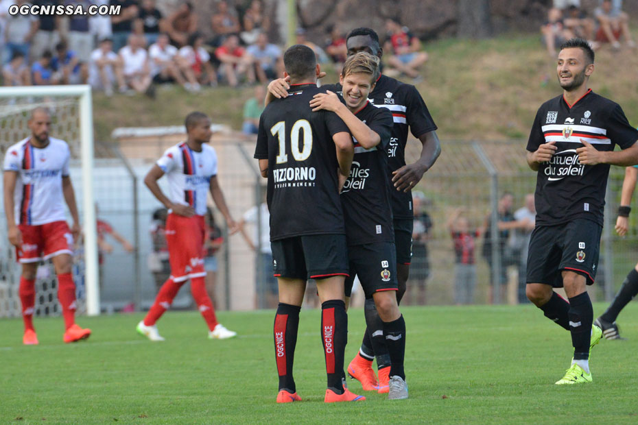 Nice ouvre le score. Les aiglons Vincent Koziello et Franck Honorat entre autres viennent féliciter le buteur